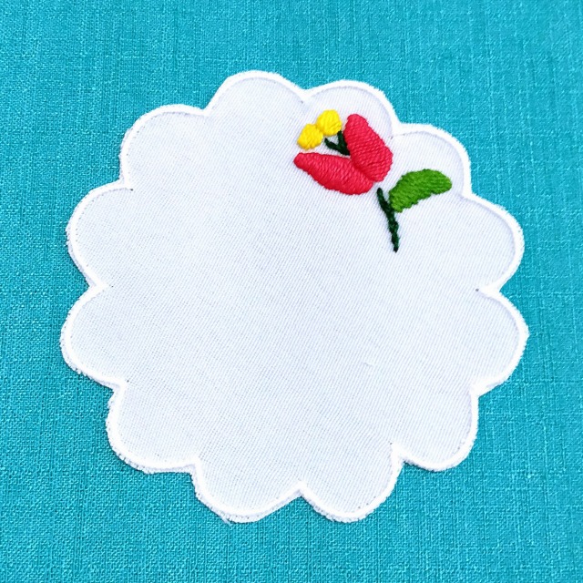 カロチャの職人が手作りで刺繍を施したコースターセットのコースターの写真