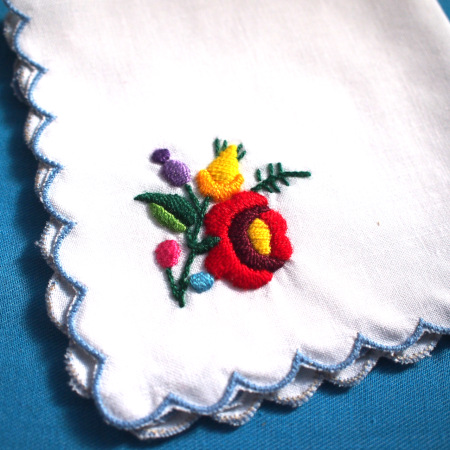 カロチャ刺繍のハンカチの刺繍デザイン部分