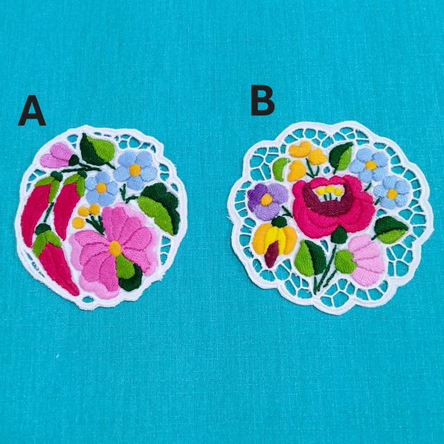 ハンガリーの職人がハンドメイドでつくりあげたカロチャ刺繍のレースコースターのバリエーションの写真