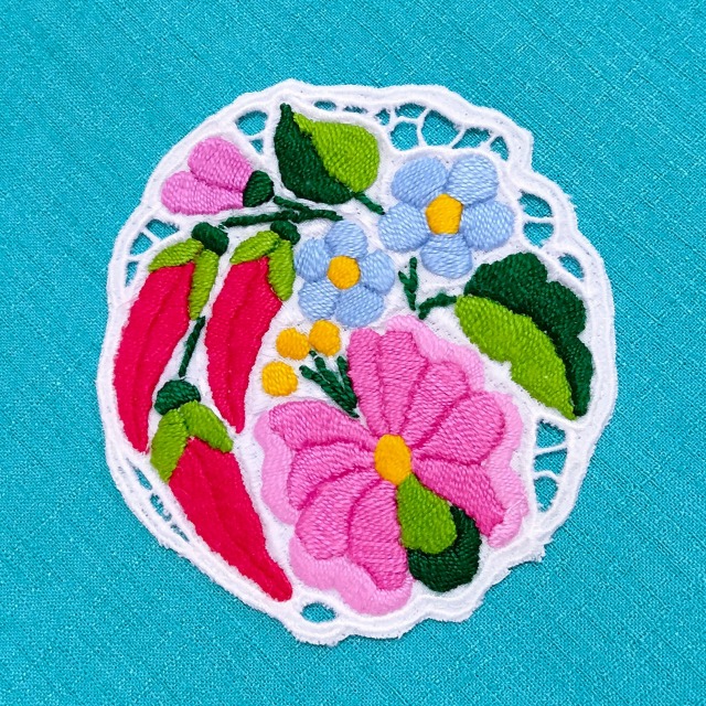 ハンガリーの職人がハンドメイドでつくりあげたカロチャ刺繍のレースのコースター
