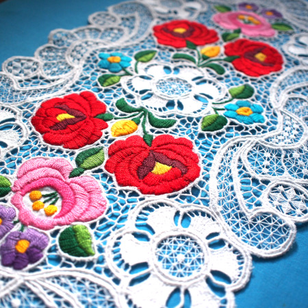 カロチャ現地の職人が手作りで刺繍を施した楕円形のドイリーの別角度写真