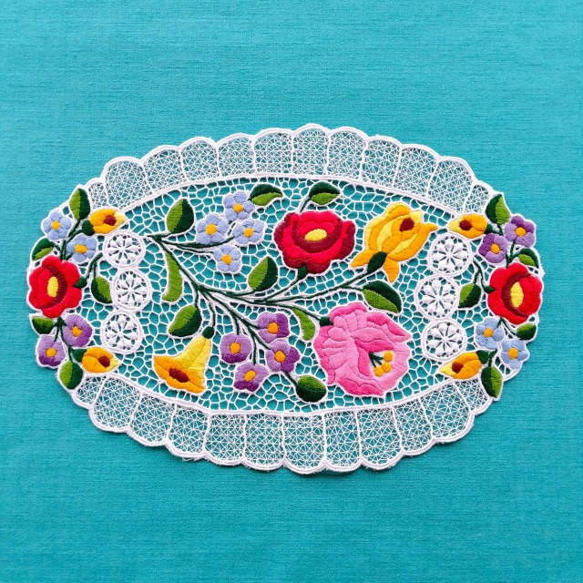 ハンガリーのカロチャの職人の手仕事によるドイリーの全体写真