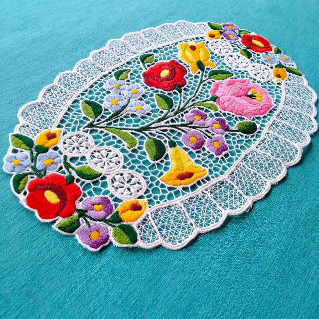 ハンガリーの職人がハンドメイドでつくりあげたカロチャ刺繍のドイリー