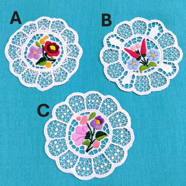 ハンガリーの職人がハンドメイドでつくりあげたカロチャ刺繍のレースコースターのバリエーションの写真