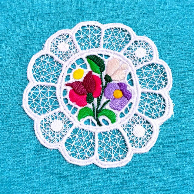 ハンガリーの職人がハンドメイドでつくりあげたカロチャ刺繍のレースコースターの別デザインの写真