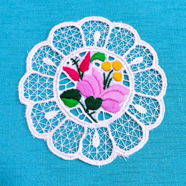 ハンガリーの職人がハンドメイドでつくりあげたカロチャ刺繍のレースコースターの別デザインの写真