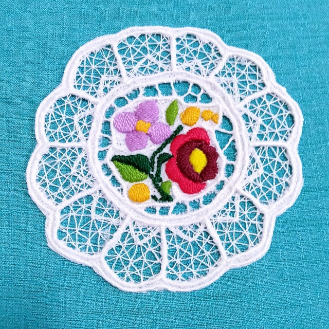 ハンガリーの職人がハンドメイドでつくりあげたカロチャ刺繍のレースのコースター
