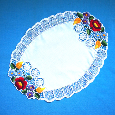 東欧ハンガリーのカロチャにてつくられているカロチャ刺繍のドイリー