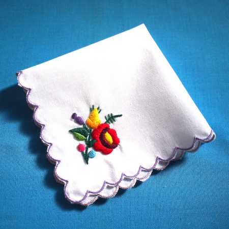 ハンガリー現地の職人さんがハンドメイドでつくりあげたカロチャ刺繍入りのハンカチ