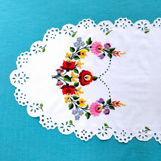 ハンガリーのカロチャの職人が刺繍を施したオーバルファブリックドイリーの左側拡大写真
