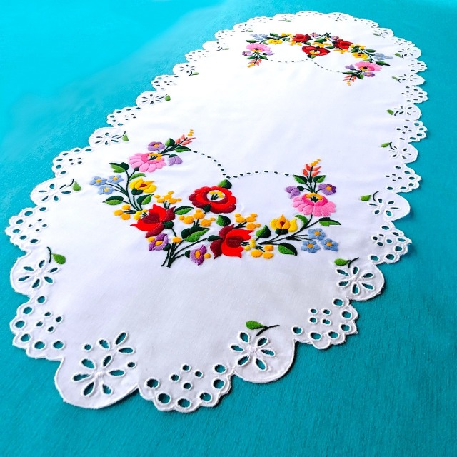 ハンガリーの職人がハンドメイドでつくりあげたカロチャ刺繍のファブリックドイリーのイメージ写真