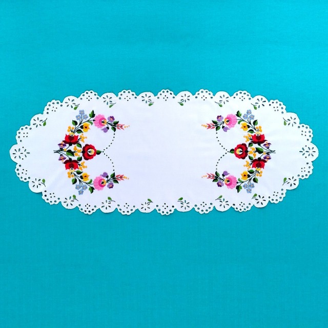 ハンガリーのカロチャの職人がハンドメイドでつくりあげたファブリックドイリーの全体写真