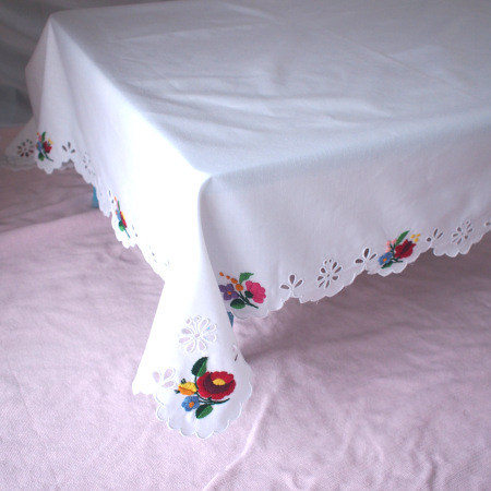 カロチャ刺繍の施したテーブルクロスの写真