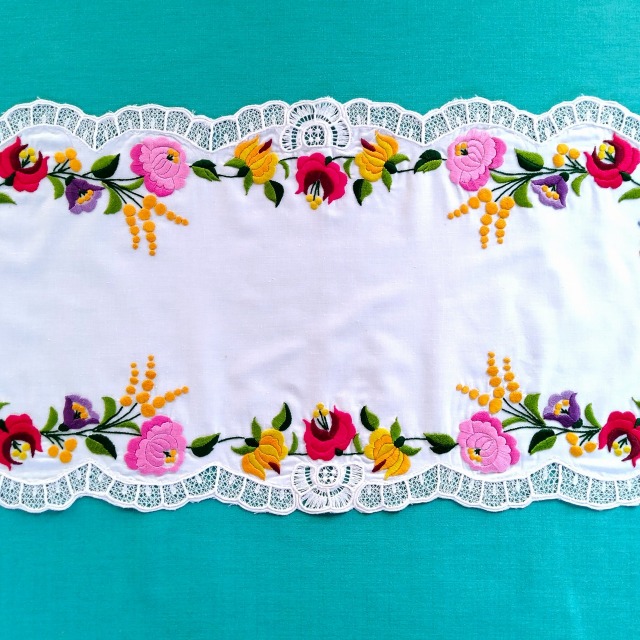 ハンガリーのカロチャの職人が手刺繍を施したドイリーの中心部拡大写真
