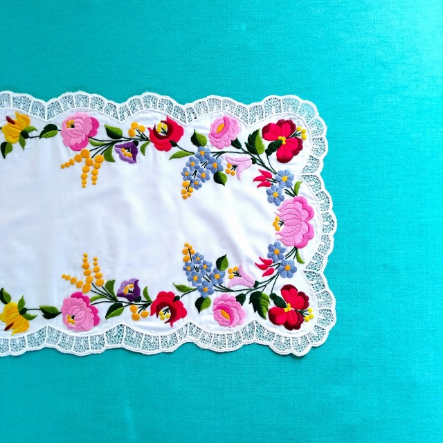 ハンガリーの職人が手刺繍を施したカロチャ刺繍のドイリーの右側拡大写真