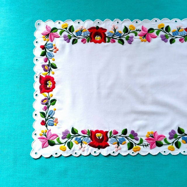 ハンガリーのカロチャの職人がハンドメイドでつくりあげたファブリックドイリーの左側拡大写真