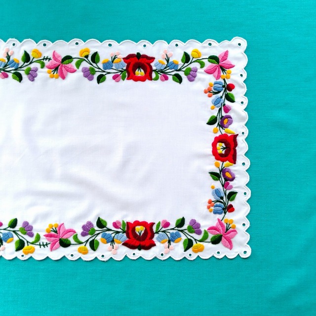 ハンガリーの職人が手刺繍を施したカロチャ刺繍のファブリックドイリーの右側拡大写真