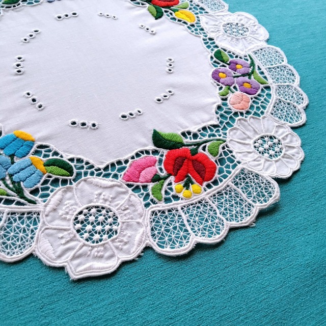 ハンガリーのカロチャの職人がハンドメイドでつくりあげたサークル型ドイリーの拡大写真