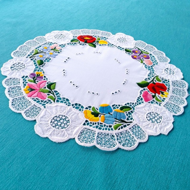ハンガリーの職人が手刺繍を施したカロチャ刺繍のサークルドイリーの使用イメージ写真