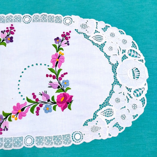 ハンガリーの職人が手刺繍を施したカロチャ刺繍のドイリーの右側拡大写真