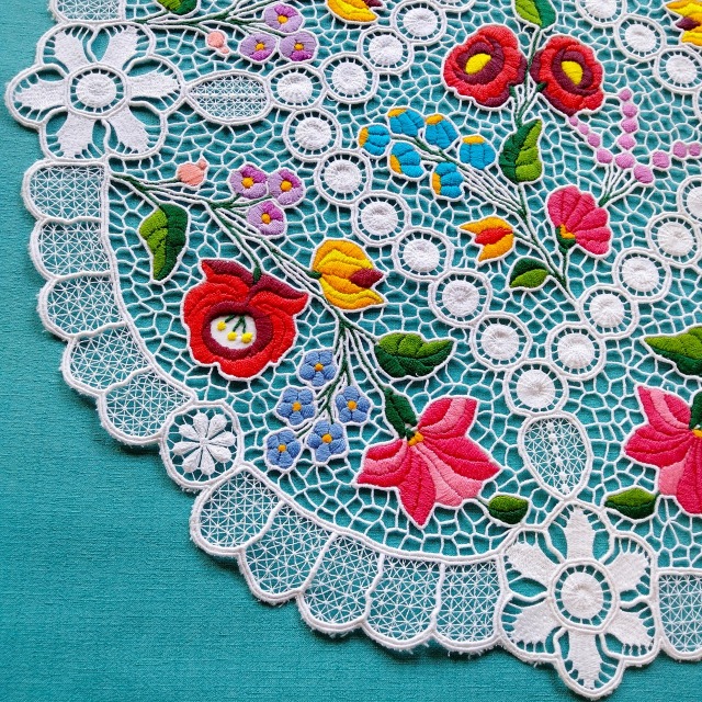 ハンガリーの職人がハンドメイドでつくりあげたカロチャ刺繍の円形ドイリーの拡大写真