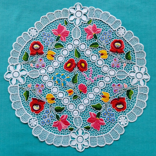ハンガリーの職人がハンドメイドでつくりあげたカロチャ刺繍の円形のドイリー