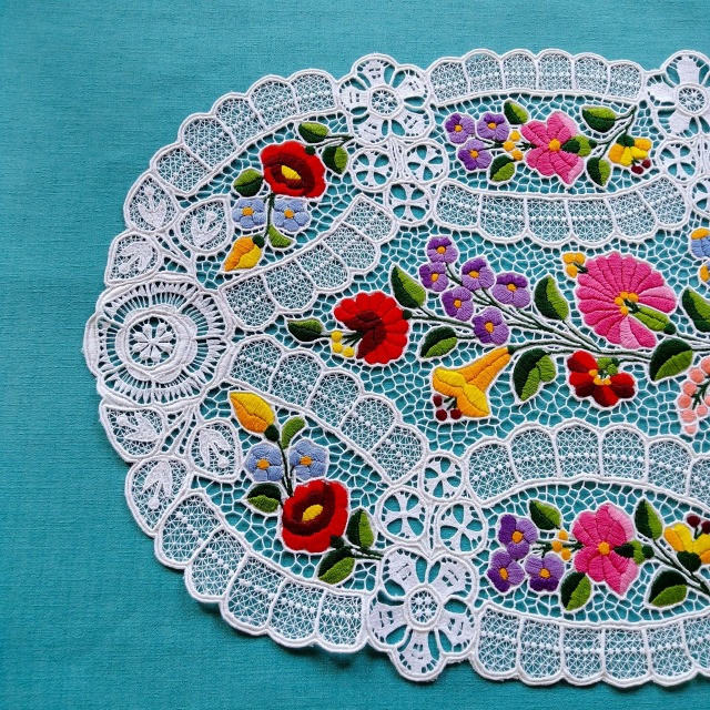 ハンガリーの職人がハンドメイドでつくりあげたカロチャ刺繍の大きな楕円形ドイリーの拡大写真