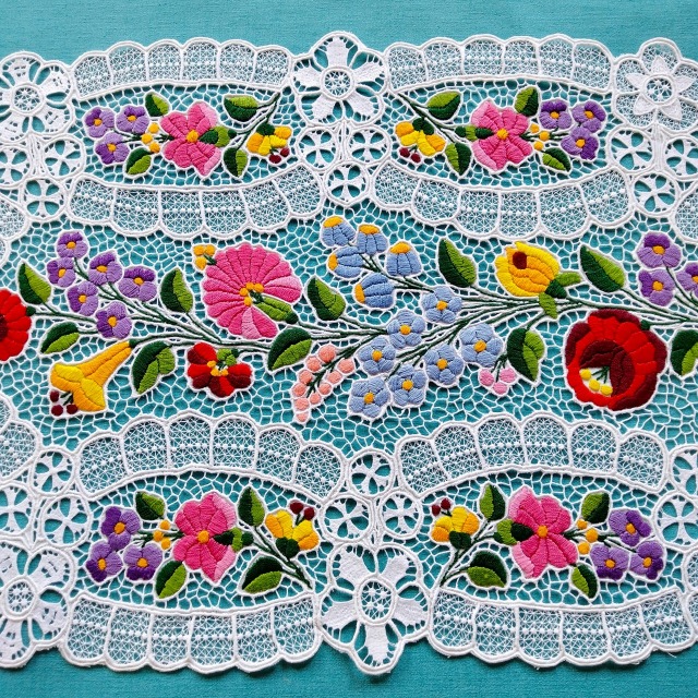 ハンガリーのカロチャ現地の職人が手作りで刺繍やレースを施した大きな楕円形ドイリーの拡大写真