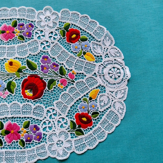 カロチャ刺繍やレースの施された大きな楕円形ドイリーの拡大写真