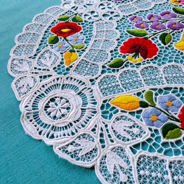 カロチャ刺繍やレースの施された大きな楕円形ドイリーのサイドのレース部の拡大写真