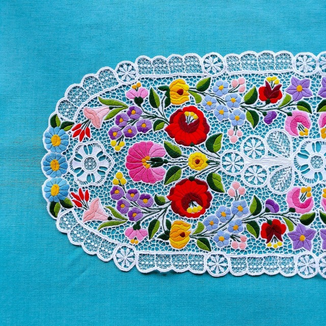 ハンガリーの職人がハンドメイドでつくりあげたカロチャ刺繍の大きな楕円形ドイリーの拡大写真