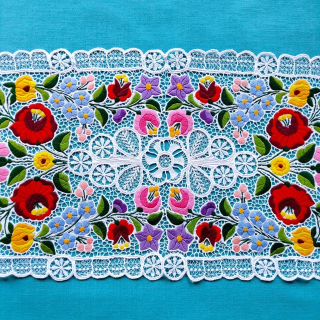 ハンガリーのカロチャ現地の職人が手作りで刺繍やレースを施した大きな楕円形ドイリーの拡大写真