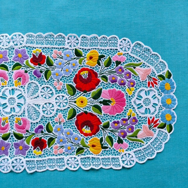カロチャ刺繍やレースの施された大きな楕円形ドイリーの拡大写真
