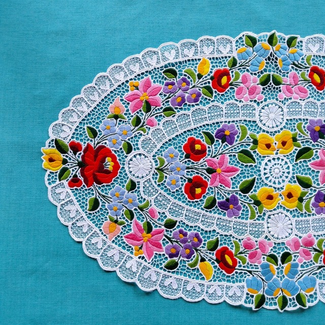 ハンガリーの職人がハンドメイドでつくりあげたカロチャ刺繍の大きな楕円形ドイリーの拡大写真