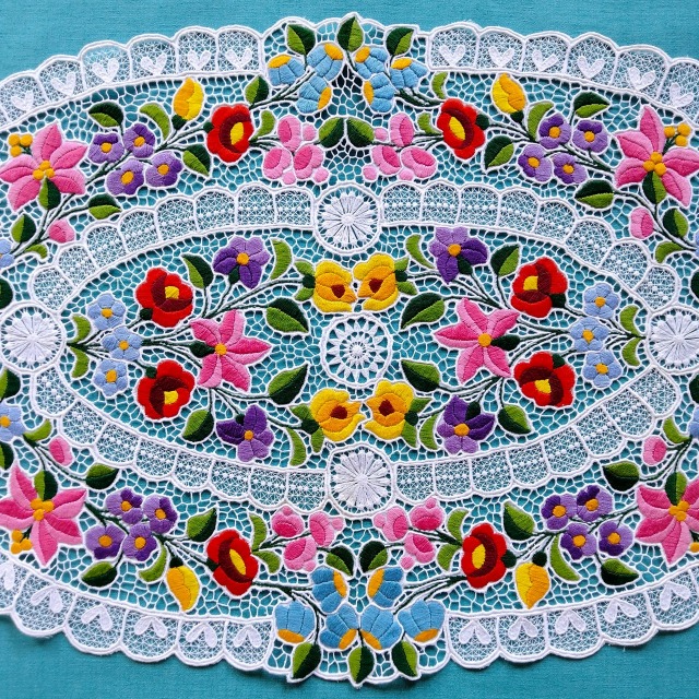 ハンガリーのカロチャ現地の職人が手作りで刺繍やレースを施した大きな楕円形ドイリーの拡大写真