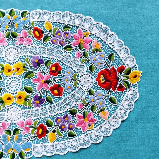 カロチャ刺繍やレースの施された大きな楕円形ドイリーの拡大写真