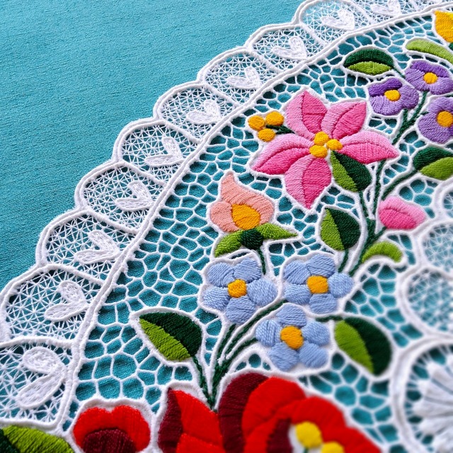 カロチャ刺繍やレースの施された大きな楕円形ドイリーの外縁のレース部の拡大写真