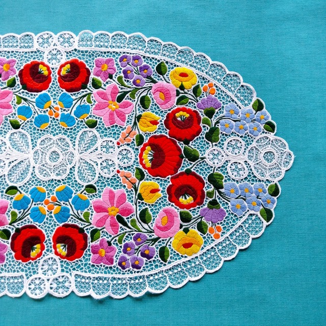 ハンガリーのカロチャ現地の職人が手作りで刺繍やレースを施した大きなオーバルドイリーの拡大写真