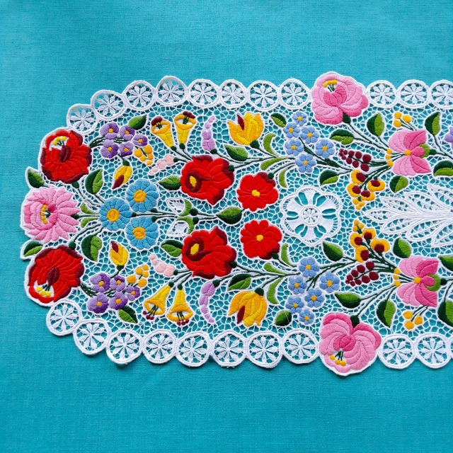 ハンガリーの職人がハンドメイドでつくりあげたカロチャ刺繍のロングタイプのオーバルドイリーの拡大写真