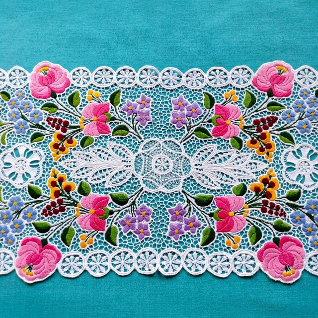 ハンガリーのカロチャ現地の職人が手作りで刺繍やレースを施したロングタイプのオーバルドイリーの拡大写真