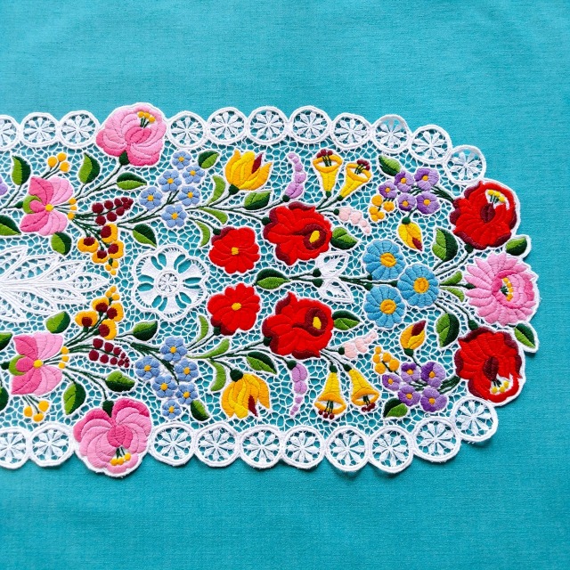 カロチャ刺繍やレースの施されたロングタイプのオーバルドイリーの拡大写真