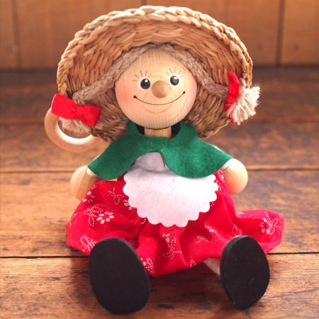 ハンガリーでハンドメイドでつくられている木製のびよんびよん人形の正面からの写真