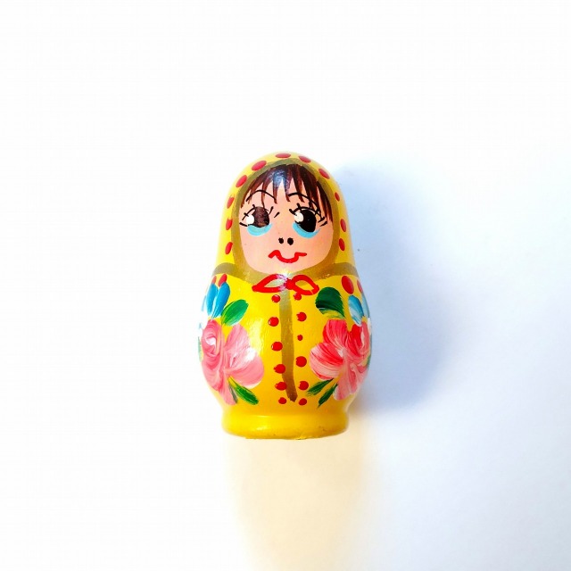 東欧ハンガリーのトールペイント職人による手描きで絵付けされたマトリョーシカ風のマグネットの写真