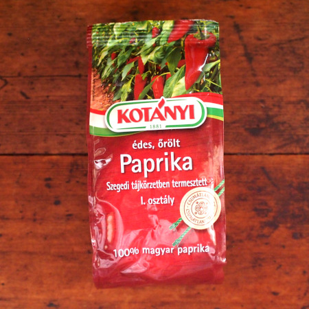 ハンガリーで日常的に使用されている調味料・香辛料、パプリカパウダーのパッケージ写真