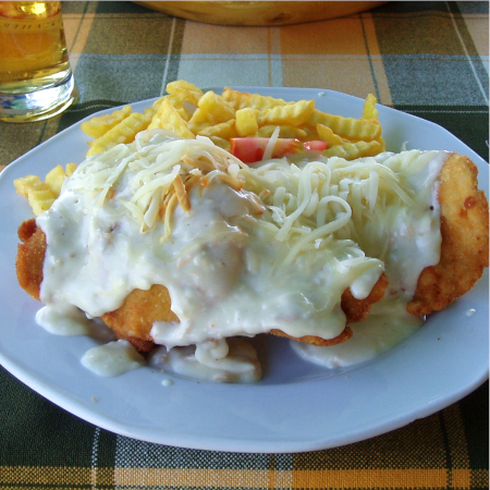 ハンガリー料理チキンフライのチーズのせの写真