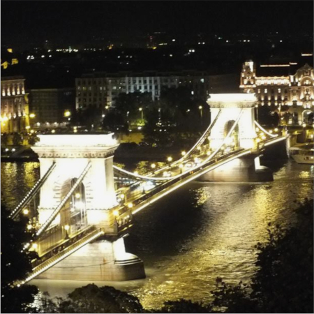 ブダペストのライトアップされた鎖橋の写真
