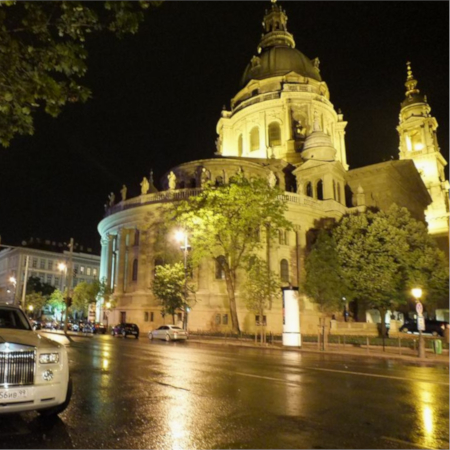 夜のブダペスト街中の写真