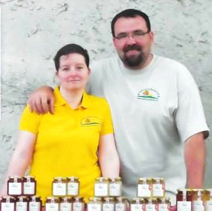 ハンガリーの養蜂家夫妻の写真