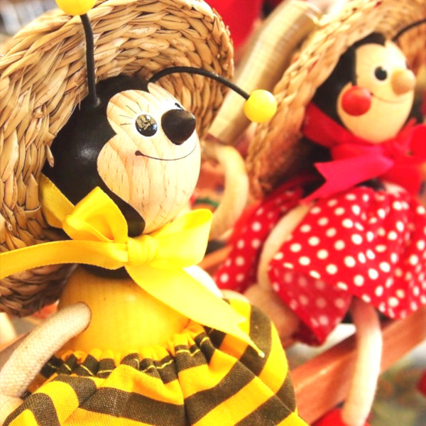 ハンガリーでつくられているびよんびよん人形・ミツバチの写真