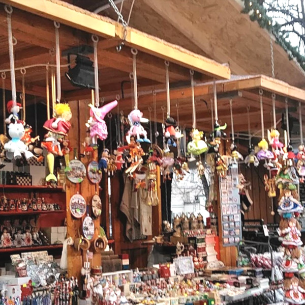 クリスマスマーケットで<br />軒先に飾られているびよんびよん人形の写真